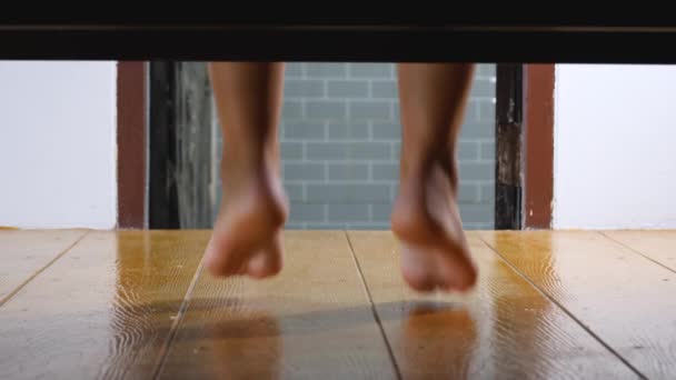Kobiece stopy pod łóżkiem rano w domu — Wideo stockowe