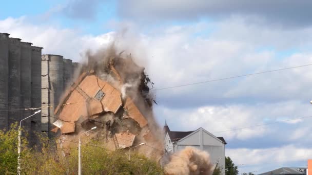 Explosion industrielle contrôlée bâtiment abandonné — Video