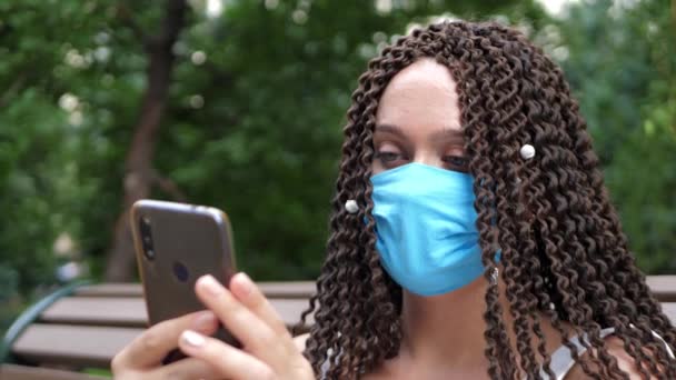 Porter un masque facial protecteur contre les maladies infectieuses — Video