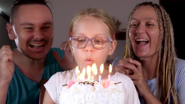 Χαριτωμένο κοριτσάκι γιορτάζει τα γενέθλια στο σκοτάδι στο σπίτι — Αρχείο Βίντεο