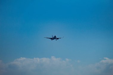Blue Sky 'a Karşı Uçuş ve Bulutlara Karşı Uçuş Yolcu Uçağı Seyahat, Havacılık, Özgürlük ve Ulaşım Konsepti. Yüksek kalite fotoğraf