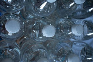 Otomatik taşıma hattında su şişeleri içmek. Satış ve dağıtım için plastik şişelerde temiz su hazır. Üretimi, endüstriyi ve sağlıklı yaşam tarzı kavramlarını resmetmek için mükemmel..