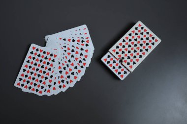 Yüzükoyun karanlık yüzeye yerleştirilmiş iskambil kağıtları. Kumar, poker, blackjack ve kart oyunları kavramı.
