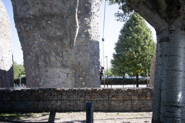 Çocuklar spor ve eğlence için duvara tırmanıyorlar. Çekoslovakya 'daki çocuklar için aktif eğlence ve aşırı etkinlik.