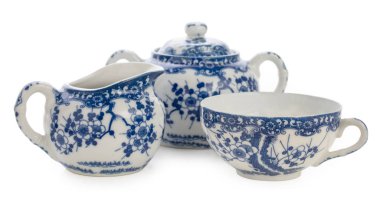 Geleneksel Rus çay Gzhel tarzı mavi çiçek boyama için ayarlayın. Orada Kupası, şekerlik, beyaz arka plan üzerinde izole krema.