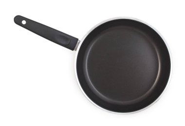 Siyah kızartma tavası yapışmaz yüzeyli izole beyaz arka plan, yakın çekim, üstten görünüm.