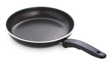 Siyah kızartma izole üzerinde beyaz arka plan, yakın çekim pan. 