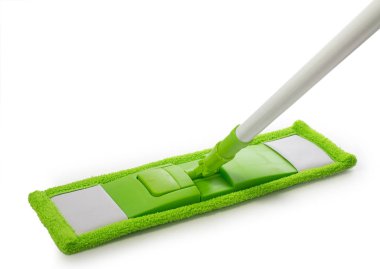 Beyaz bir arka plan üzerinde izole yeşil mikrofiber bez ve beyaz plastik borulu saplı paspas ilk kişi görünümü