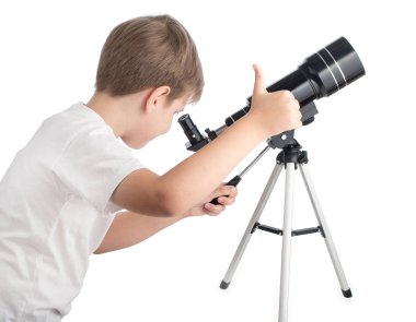 Genç bir çocuk beyaz bir arka plan üzerinde izole bir teleskop bakar.