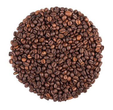 Kavrulmuş kahve çekirdekleri üst görünümü yuvarlak yığın beyaz ba izole