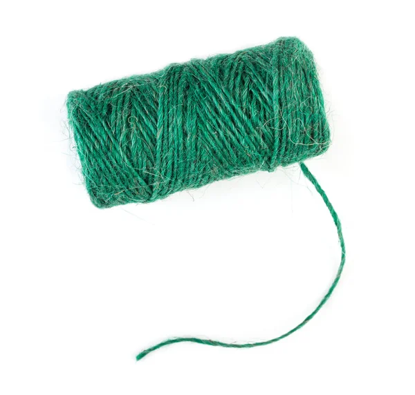 Carrete de hilo de lino verde natural, aislado sobre fondo blanco Imagen de stock