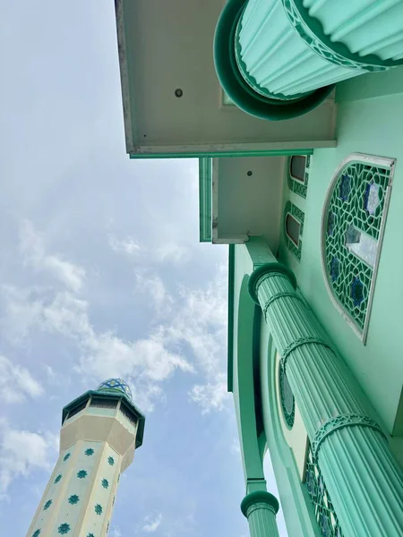 Gökyüzüne uzanan görkemli cami minaresi sonsuz bir mimari mucizeyle barış ve ruhsal bağlantıyı çağrıştırıyor.