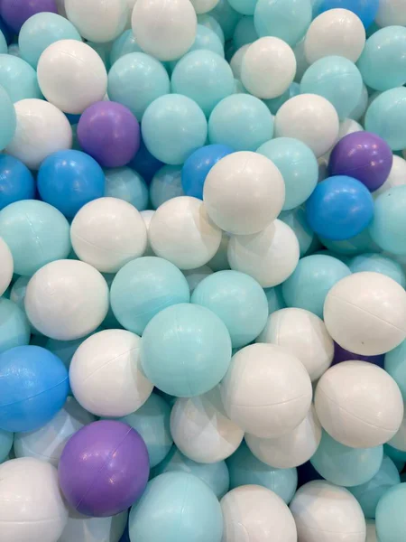 Canlı, neşeli pastel renkli toplar koleksiyonu, çocuk partileri ve oyun alanları için mükemmel..