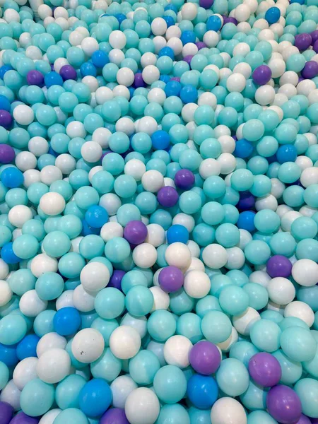 Okyanus renginde canlı bir top çukuru çocukların neşeli keşifleri ve aktif nişanları için sonsuz bir eğlence kaynıyor.