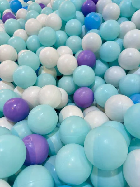 Renkli topların canlı bir koleksiyonu çocukların eğlence ve yaratıcı projeleri için mükemmel, neşeli ve enerjik bir atmosfer yaratır.