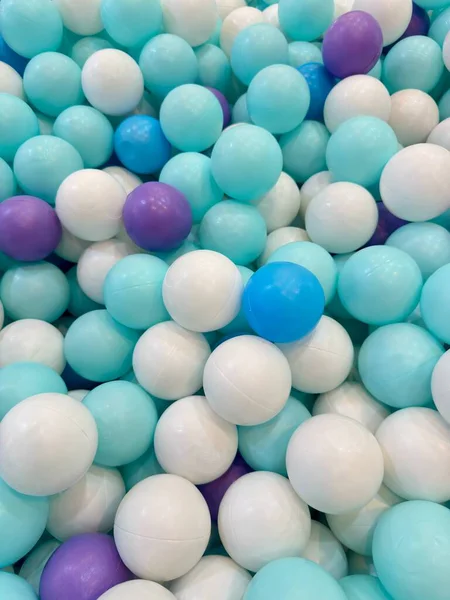 Renkli toplardan oluşan canlı, neşeli, enerjik bir doku yaratıyor. Çocuk temaları ve yaratıcı tasarımlar için mükemmel.