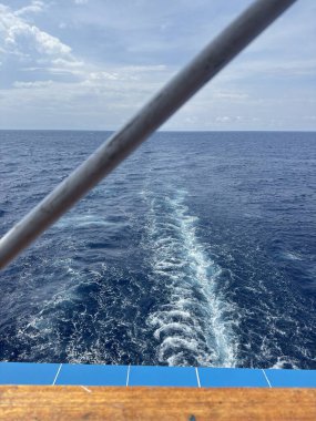 Uçsuz bucaksız okyanus mavisinde maceraya yelken açarak güneşli bir günde heyecan ve özgürlüğün ardından.