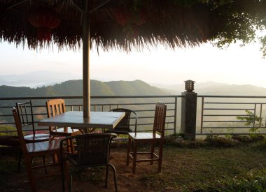 Dükkanı dağ günbatımı zamanı sakin ol..