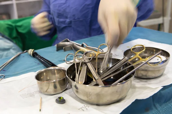 Doorgeven Van Chirurgische Instrumenten — Stockfoto