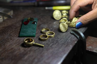 Goldsmith denetleme halka döküm sonra