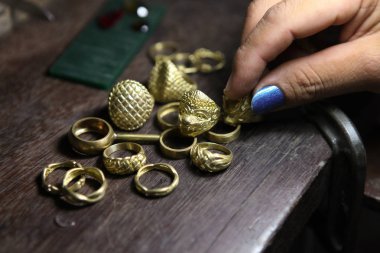 Goldsmith denetleme halka döküm sonra