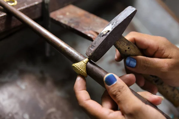 Bijoutier Travaillant Avec Marteau Sur Bague Dans Son Atelier Fabrication — Photo