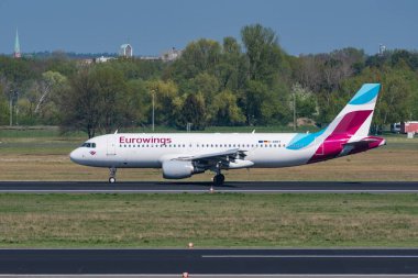 Berlin Almanya - Nisan 21. 2018: Eurowings Airbus A320 Berlin Tegel Havalimanı'nda