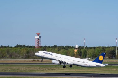 Berlin Almanya - Nisan 21. 2018: Lufthansa Airbus A321 Berlin Tegel havaalanına çıkar