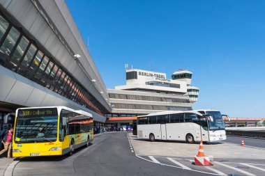 Berlin Almanya - Nisan 21. 2018: otobüs Berlin Tegel, Otto Lilienthal Havaalanı terminali önünde
