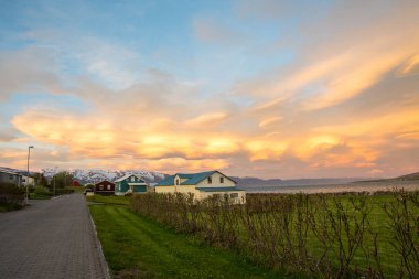Güneşin bulutların İzlanda'daki Hrisey Adası yakınlarında yansıtılır