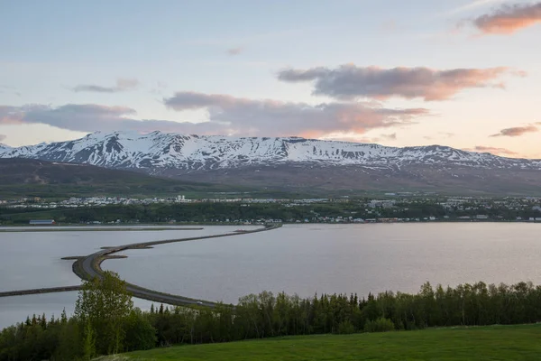 Pôr Sol Sobre Cidade Akureyri Islândia — Fotografia de Stock