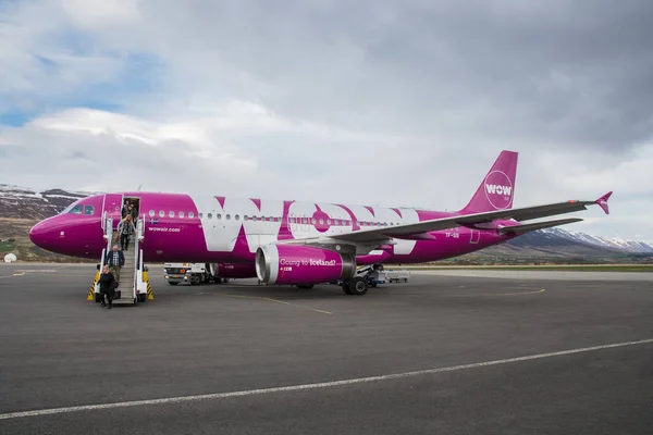 Akureyri, İzlanda - 18 Mayıs. 2018: İzlanda'daki Akureyri havaalanında wow Air Airbus A320 uçak