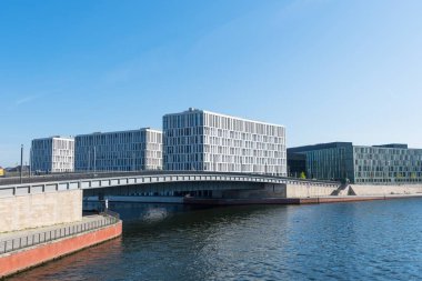 Universiteler yakınındaki Spree Nehri kıyısında şehir Berlin Almanya