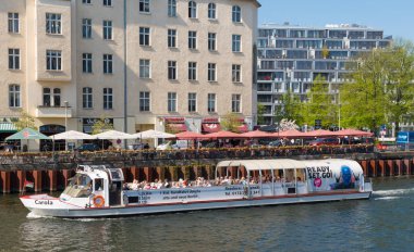 Berlin Almanya - 20 Nisan. 2018: canal tur tekne yelken nehir Spree