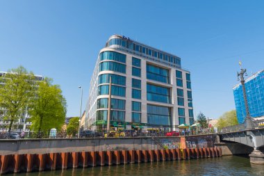 Berlin Almanya - 20 Nisan. 2018: Ofis Binası bankalar Spree Nehri üzerinde