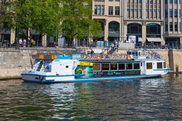 Berlino Germania Aprile 2018 Canale Barca Tour Ormeggiato Molo Nel — Foto Stock