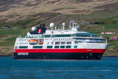 Akureyri, İzlanda - 28 Mayıs. 2018: cruise gemi Fram Norveç şirketi Hurtigruten Eyjafjordur İzlanda'dan