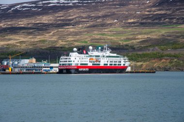 Akureyri, İzlanda - 28 Mayıs. 2018: cruise gemi Fram Norveç şirketten Hurtigruten bağlantı noktası Akureyri, İzlanda'daki Eyjafjordur Fiyordu içinde