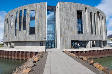 Akureyri, İzlanda - 28 Mayıs. 2018: Modern mimari kültür evi Hof