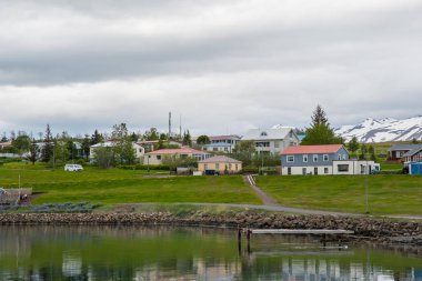 İzlanda 'da Hrisey Köyü bulutlu bir yaz gününde
