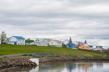 İzlanda 'da Hrisey Köyü bulutlu bir yaz gününde