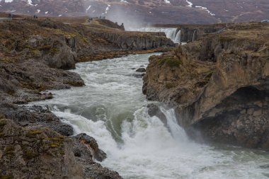 İzlanda'daki Godafoss şelale bir bahar gününde