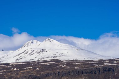 North Iceland'deki / daki Akureyri içinde Sulur karlı dağ tepe
