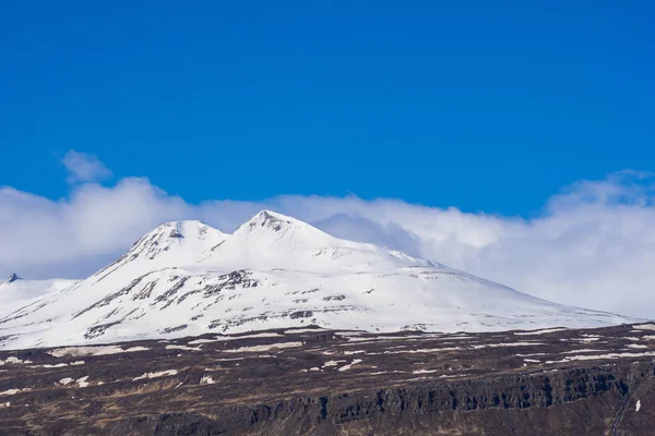 北アイスランドのアークレイリの Sulur の雪の山ピーク — ストック写真