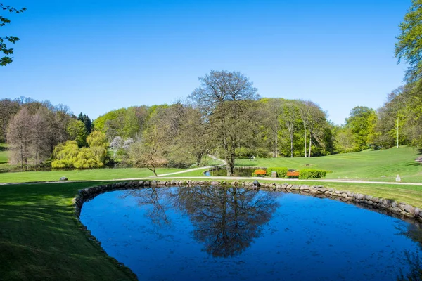 Ada Moen Danimarka Liselund park