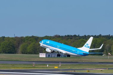 Berlin Almanya - Nisan 21. 2018: Klm Boeing 737-800 airlane kalkış Berlin Tegel Havalimanı'nda