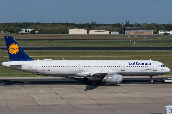 Berlin Almanya - Nisan 21. 2018: Lufthansa Airbus A321 Berlin Tegel Havalimanı'nda