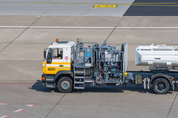 Berlin Almanya - Nisan 21. 2018: yakıt kamyon Berlin Tegel Havalimanı'nda