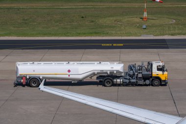 Berlin Almanya - Nisan 21. 2018: yakıt kamyon Berlin Tegel Havalimanı'nda