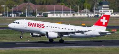 Berlin Almanya - Nisan 21. 2018: İsviçre Airbus A320 Berlin Tegel Havaalanı'ndan çıkar